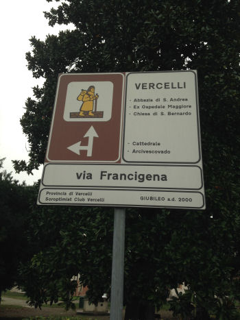 Cartello della Via Francigena a Vercelli (47976 bytes)
